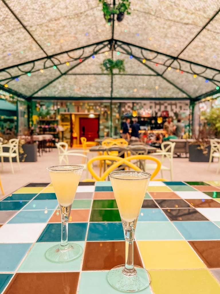 Palacio De Aviles Affiliated By Melia Restaurant bilde Two glasses of lemon liqueur